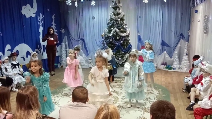 Новогодние Танцы Со Снежками В Детсаду Новогодние Танцы Со Снежками В Детсаду